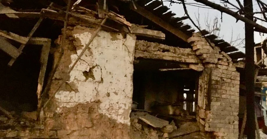Россияне ударили по жилому дому в Никополе, есть погибший