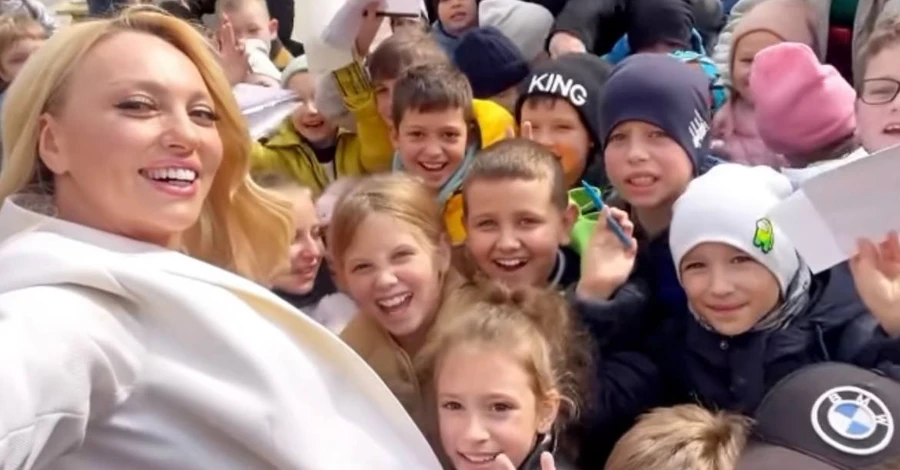 Українські першокласники в Грузії зворушили Олю Полякову віршем про рідну мову