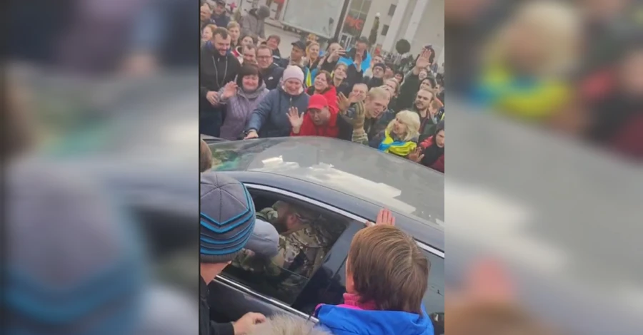 Відео дня: херсонці скандують «Слава ЗСУ!» після дев'яти місяців російської окупації 