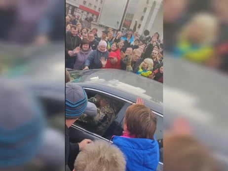 Видео дня: херсонцы скандируют «Слава ВСУ» после девяти месяцев российской оккупации