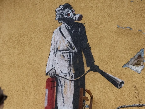 Бенксі показав, як створював графіті на зруйнованих будинках Київщини