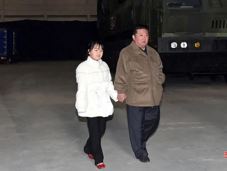 Ким Чен Ын впервые показал свою дочь во время ракетных испытаний
