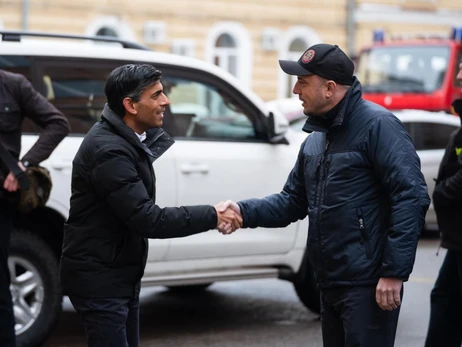 Британский премьер Риши Сунак посетил пожарную часть в Киеве