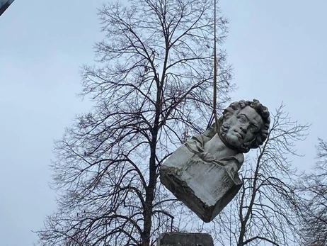 У Кременчуці знесли пам'ятник Пушкіну