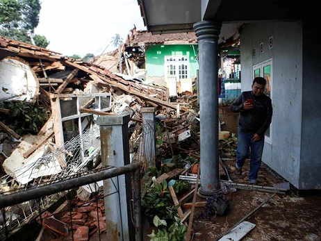 Число жертв землетрясения в Индонезии возросло почти втрое