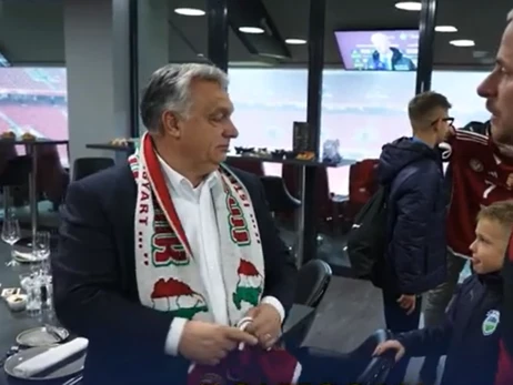 МЗС викликало посла Угорщини через появу Орбана з неоднозначним шарфом на футбольному матчі