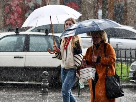 Напередодні вихідних Україну накриють дощі та мороз 
