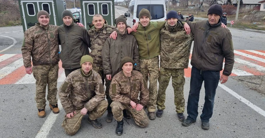 Україна повернула з полону 12 захисників Маріуполя, ЧАЕС та острова Зміїний