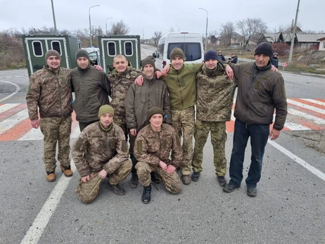 Україна повернула з полону 12 захисників Маріуполя, ЧАЕС та острова Зміїний