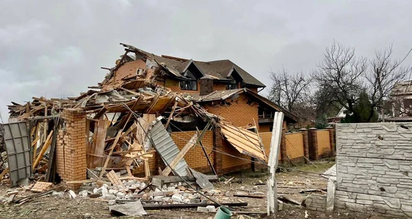 Ракетний удар по Дніпру: до лікарів звернулися 13 людей, четверо госпіталізовано