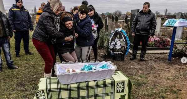 В Запорожской области похоронили младенца, убитого во время обстрела Вольнянска 