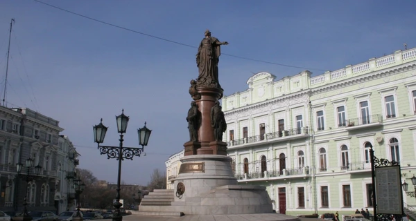 Одесский городской совет проголосовал за демонтаж памятников Екатерине II и Суворову