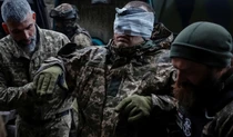 Медработники оказывают помощь раненому украинскому военному 