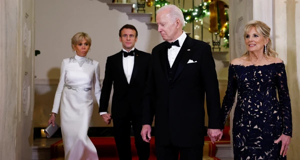 На прием в Белом доме Джилл Байден выбрала платье Oscar de la Renta, а Брижит Макрон – Louis Vuitton