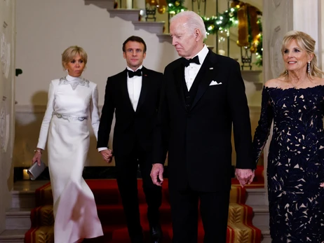 На прийом у Білому домі Джилл Байден обрала сукню Oscar de la Renta, а Бріжит Макрон - Louis Vuitton