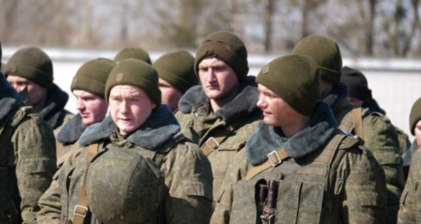 У Макіївці російські окупанти роздають повістки у черзі за водою