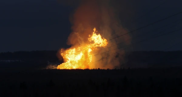 У РФ прогриміли вибухи на аеродромах: упав безпілотник і спалахнув бензовоз