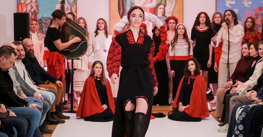  В Софии Киевской представили коллекцию одежды с этно-вышивкой, которой более 100 лет