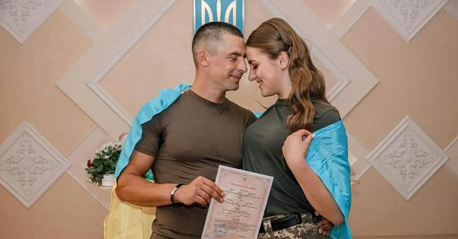 В Киеве 30% парней и 5% девушек женятся в военной форме
