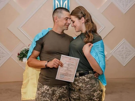 В Киеве 30% парней и 5% девушек женятся в военной форме
