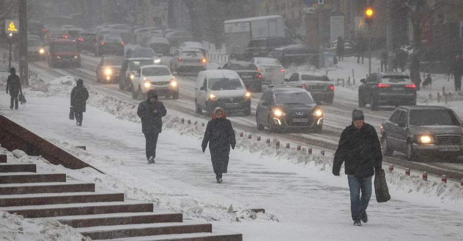 В Киеве сильный снегопад: водителей призывают не выезжать без необходимости 