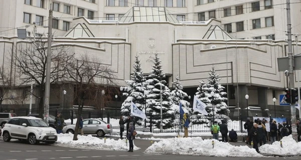 Три члени Конституційного суду України пішли у відставку