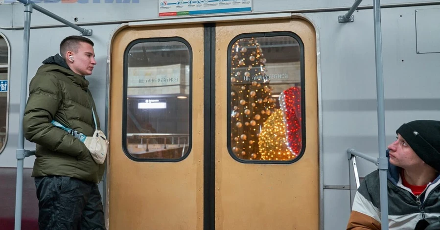 В харьковском метро засияла огнями новогодняя елка