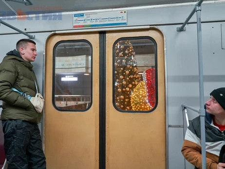 В харьковском метро засияла огнями новогодняя елка
