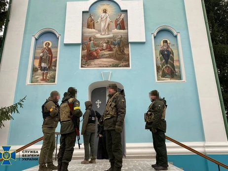 В храмах УПЦ МП нашли российские паспорта, похищенные иконы и флаг 