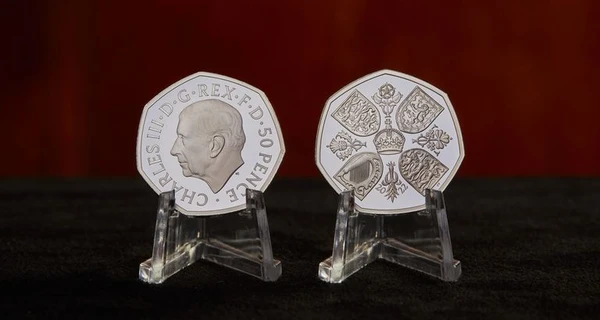 В Великобритании ввели в оборот первую монету с королем Чарльзом III