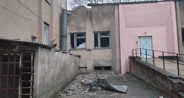 Російські окупанти обстріляли будівлю лікарні у Херсоні