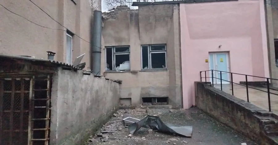 Российские оккупанты обстреляли здание больницы в Херсоне