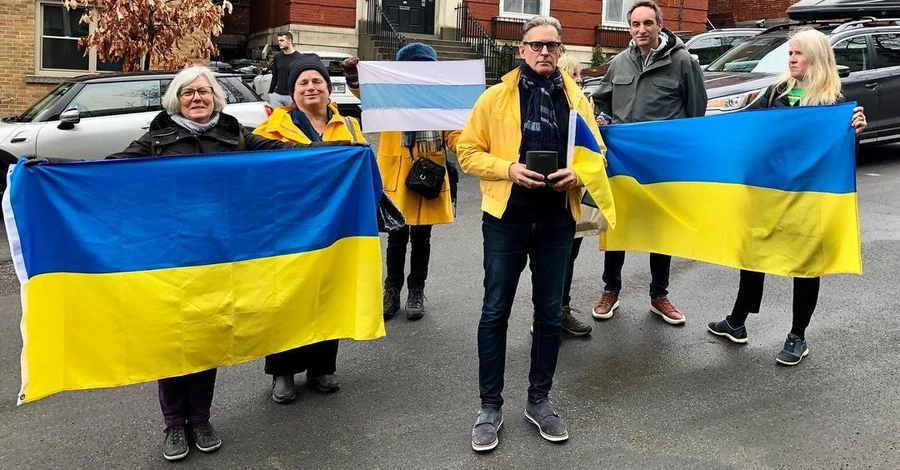 Канадец устраивает под консульством РФ ежедневные протесты против войны в Украине