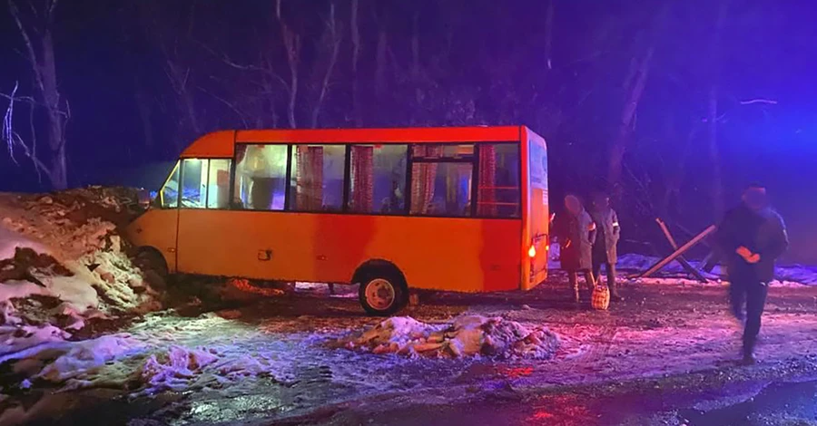 На Черниговщине маршрутка врезалась в блокпост, ранены 7 пассажиров