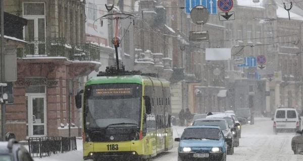 Из-за непогоды во Львове остановились все трамваи и троллейбусы 