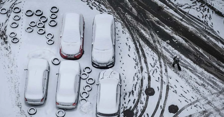 Київ засипало снігом, водіїв попросили не користуватись власним авто 