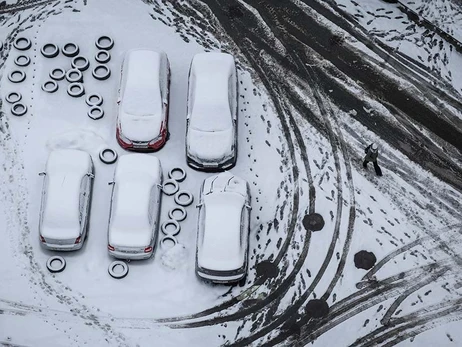 Киев засыпало снегом, водителей попросили не пользоваться собственным авто