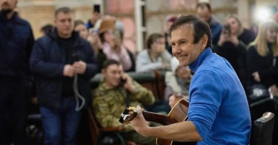 Святослав Вакарчук спел для пассажиров на железнодорожном вокзале в Киеве