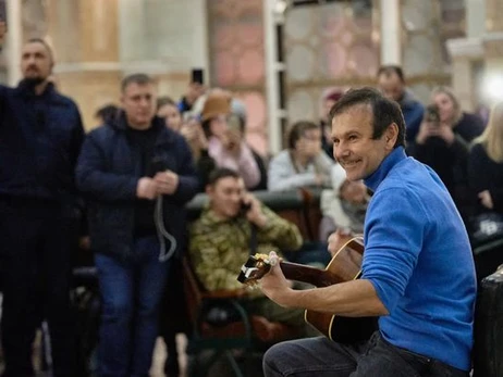 Святослав Вакарчук заспівав для пасажирів на залізничному вокзалі у Києві