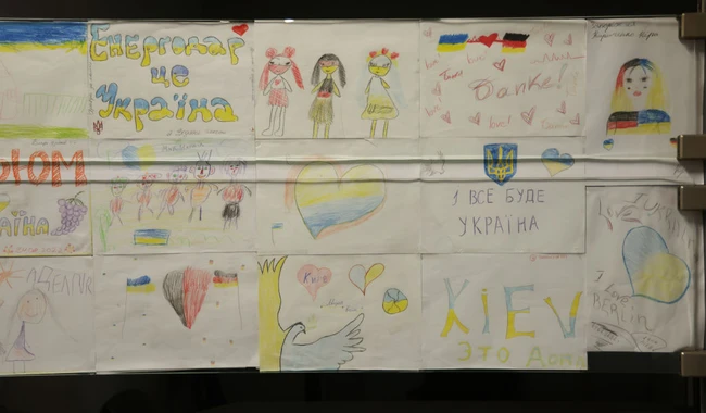 Детские рисунки в зале временного размещения украинских беженцев