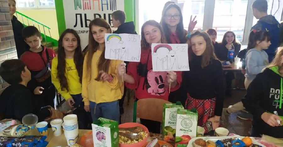 Львовские школьники собрали на ярмарке 80 тысяч гривен, чтобы помочь ВСУ