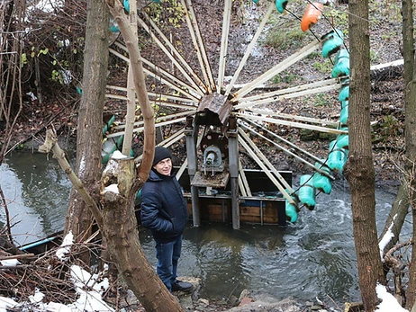 Водяное колесо, которое дает электричество: винничанин строит собственную микро-ГЭС