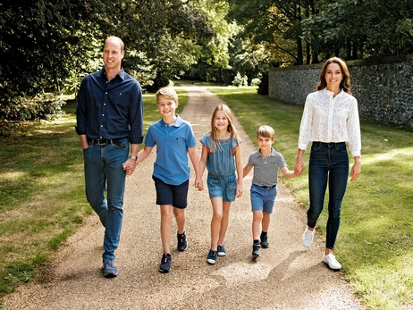 Кейт Миддлтон и принц Уильям показали рождественскую открытку с тремя детьми