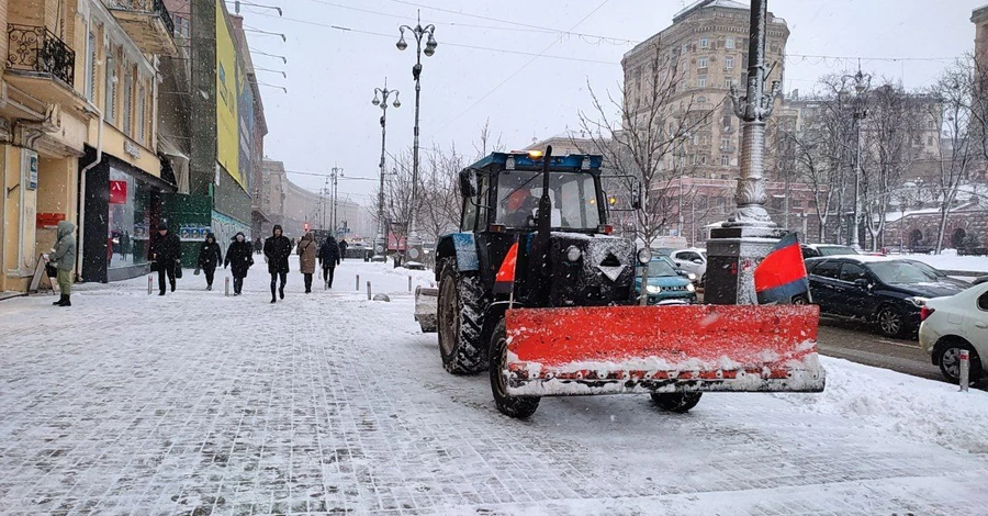 Київ накрили снігопади: влада просить не виїжджати на авто і не заважати спецтехніці