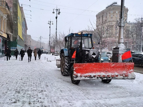 Киев накрыли снегопады: власти просят не выезжать на авто и не мешать спецтехнике