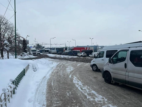 На кордоні з Польщею утворилися великі черги через снігопад