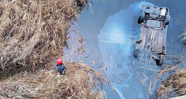 У Миколаївській області Mitsubishi впав у річку, серед пʼяти загиблих - дві дівчинки 