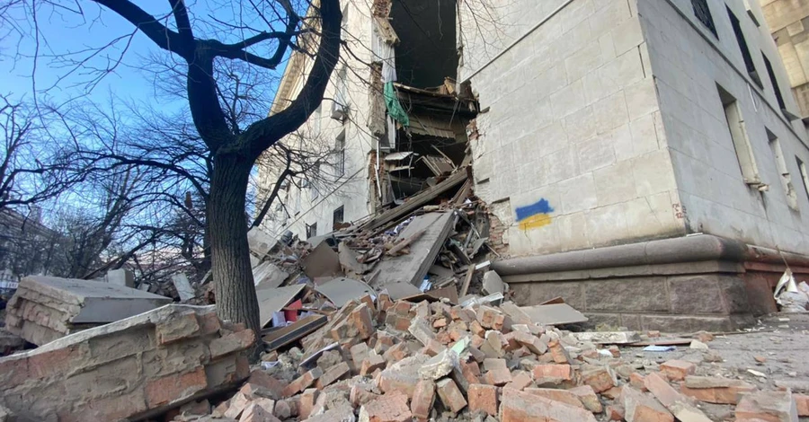 РФ атакувала Херсон, постраждала будівля обладміністрації