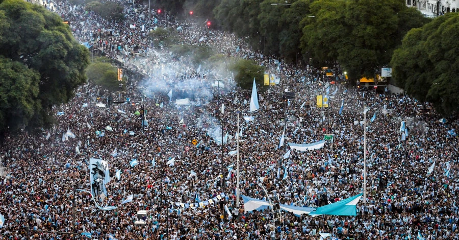 Миллион аргентинцев вышли на улицы Буэнос-Айреса праздновать победу на ЧМ по футболу