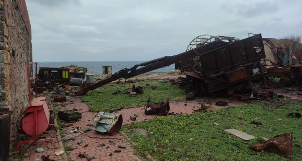 Зруйнована техніка та розбиті будівлі: як зараз виглядає острів Зміїний